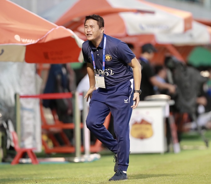 Trợ lý Mai Xuân Hợp khả năng sẽ được đôn lên ghế HLV trưởng. Ảnh: Minh Trần 