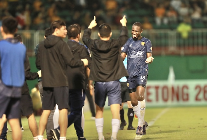 Niềm vui của đội bóng xứ Thanh khi ghi bàn trong trận hoà HAGL. Ảnh: Minh Trần 