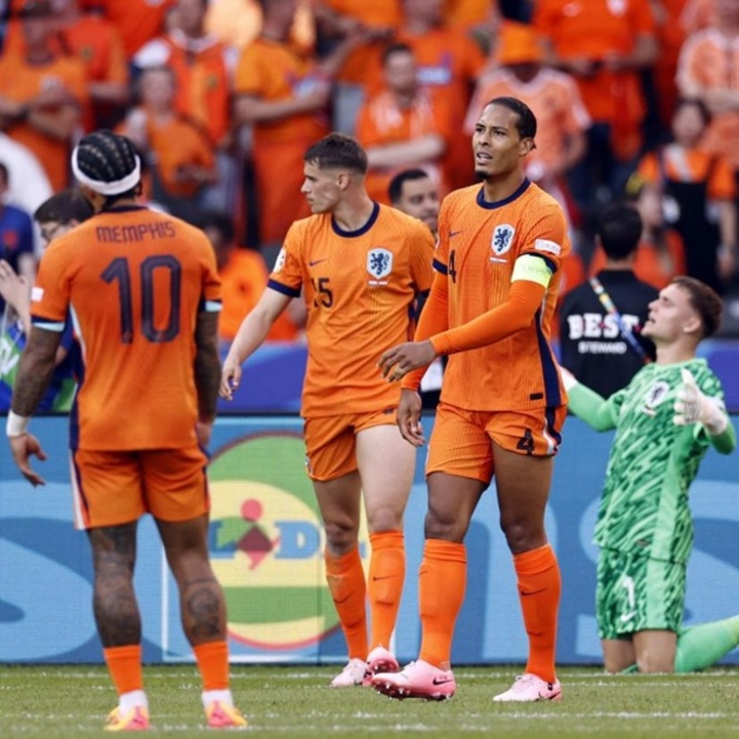 Van Dijk và Van de Ven (giữa) là đồng đội ở ĐT Hà Lan