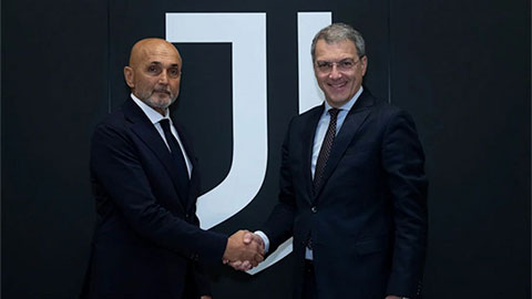 Simone Inzaghi celebrating with his Inter Milan players after beating Barcelona.