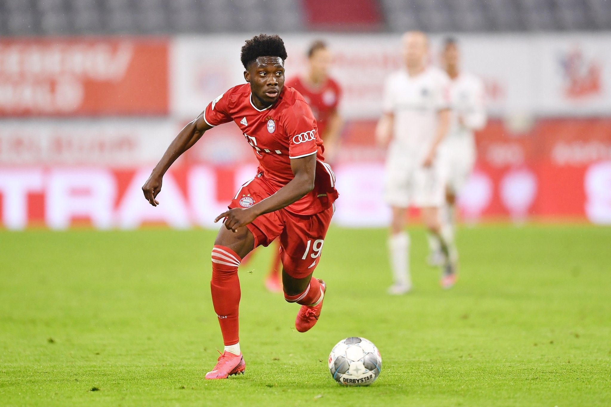 Alphonso Davies chạy đạt tốc độ 37,1 km/h