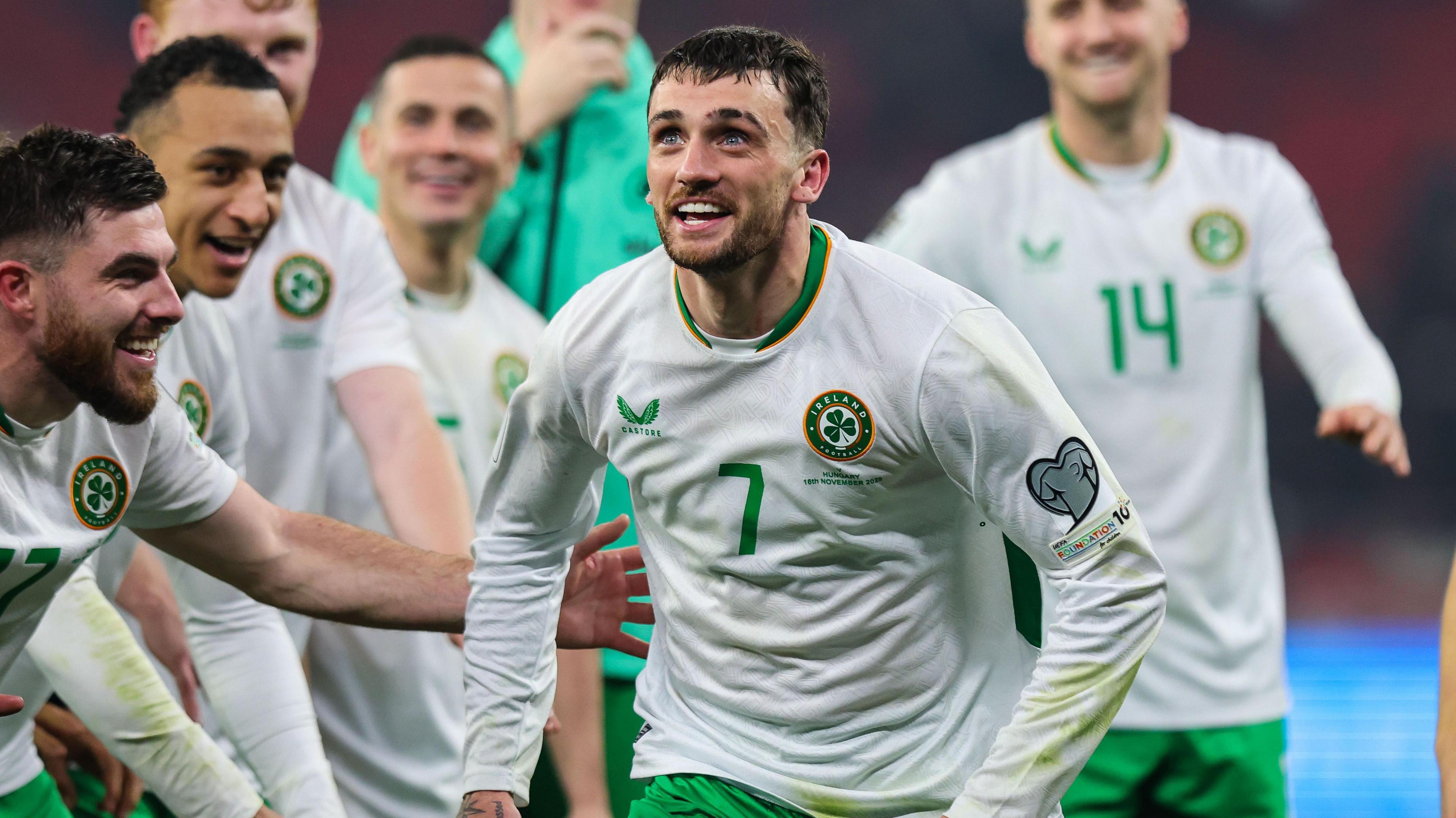 Khoảnh khắc Troy Parrott sau khi lập hat-trick đưa ĐT CH Ireland vào vòng play-off World Cup 2026