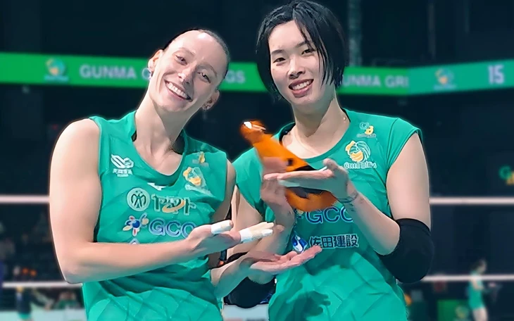Thanh Thúy (phải) đang ghi dấu ấn ở giải bóng chuyền Nhật Bản