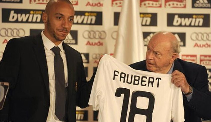 Ánh mắt khó hiểu của huyền thoại Di Stefano khi trao áo cho Faubert trong lễ ra mắt