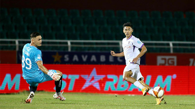 Việt Cường (áo trắng) có thể sẽ tạo nên bất ngờ trong đội hình xuất phát