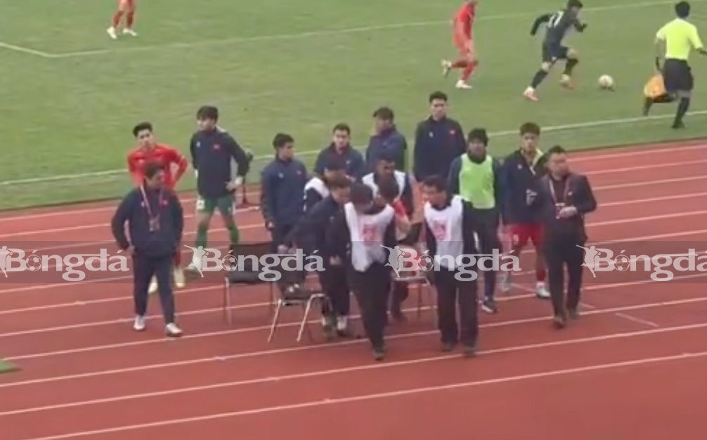 Văn Trường rời sân bằng cáng - Ảnh: Thu Trang