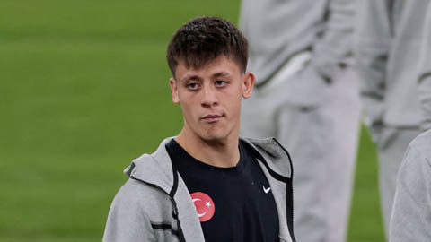 Simone Inzaghi celebrating with his Inter Milan players after beating Barcelona.