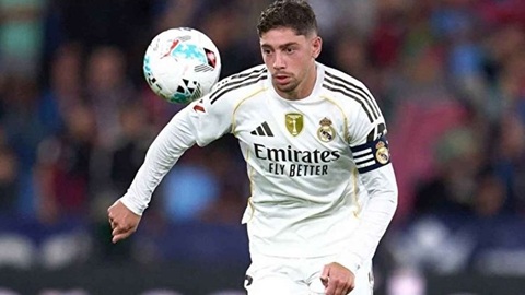 Simone Inzaghi celebrating with his Inter Milan players after beating Barcelona.