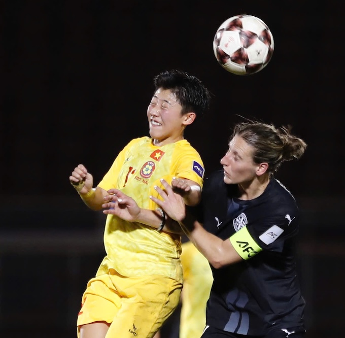 Pha khong chiến của cầu thủ hai đội. Ảnh: Anh Khoa