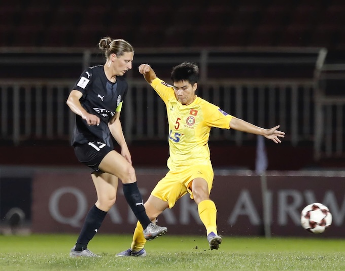 Đôi nữ TP.HCM (áo vàng) thua sút đối thủ hoàn toàn về thể hình và trình độ - Ảnh: Anh Khoa