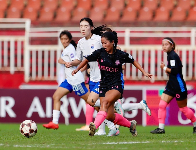 Các cầu thủ Stallion Laguna (áo sậm) lấn áp hoàn toàn so với Lion City. Ảnh: Ảnh: Anh Khoa