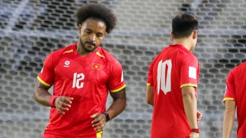 Simone Inzaghi celebrating with his Inter Milan players after beating Barcelona.