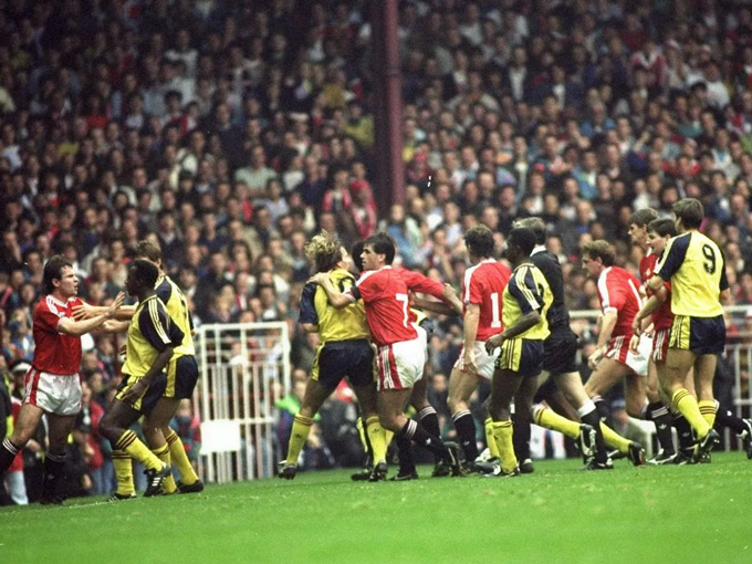 Vụ ẩu đả tai tiếng đã mãi mãi đi vào lịch sử bóng đá Anh, châm ngòi cho sự đối địch giữa MU và Arsenal sau này
