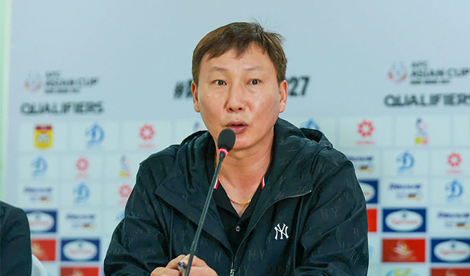 HLV Kim Sang Sik không hài lòng dù ĐT Việt Nam có chiến thắng 2-0 trước Lào - Ảnh: VFF