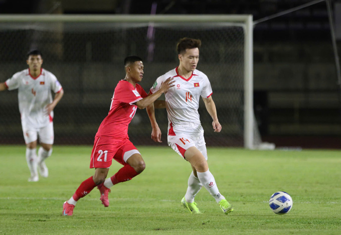 Hoàng Đức chỉ chơi hay khi được kéo xuống đá như một cầu thủ sáng tạo- Ảnh: Minh Tuấn