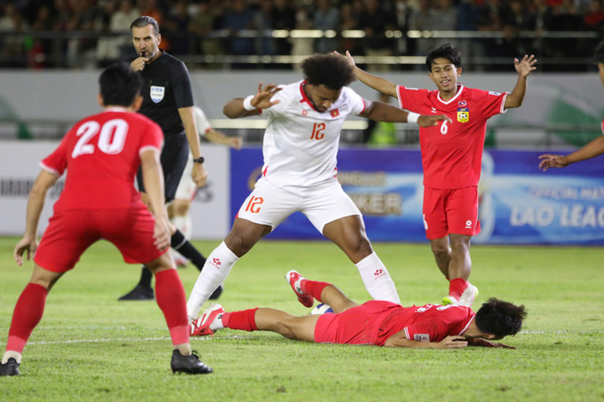 Khoảnh khắc tranh bóng giữa Xuân Son và cầu thủ Lào - Ảnh: Minh Tuấn
