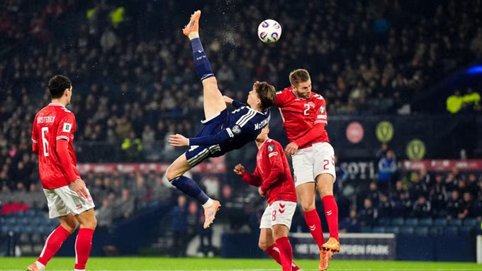 McTominay lập siêu phẩm