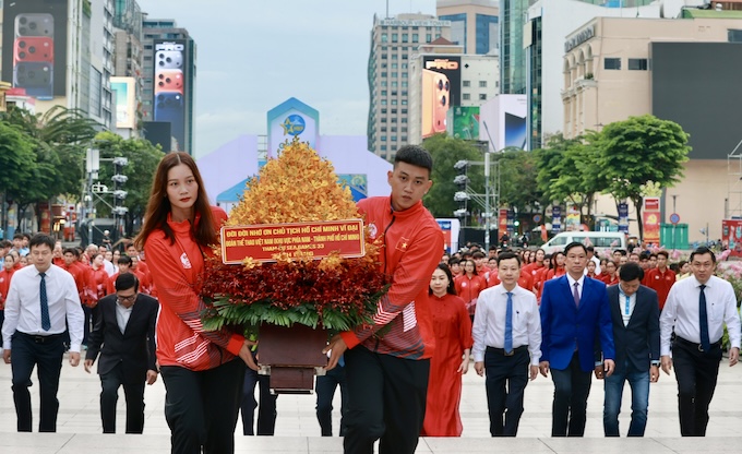 Đoàn thể thao khu vực phía Nam dâng hoa trước tượng đài Bác. Ảnh: Quốc An