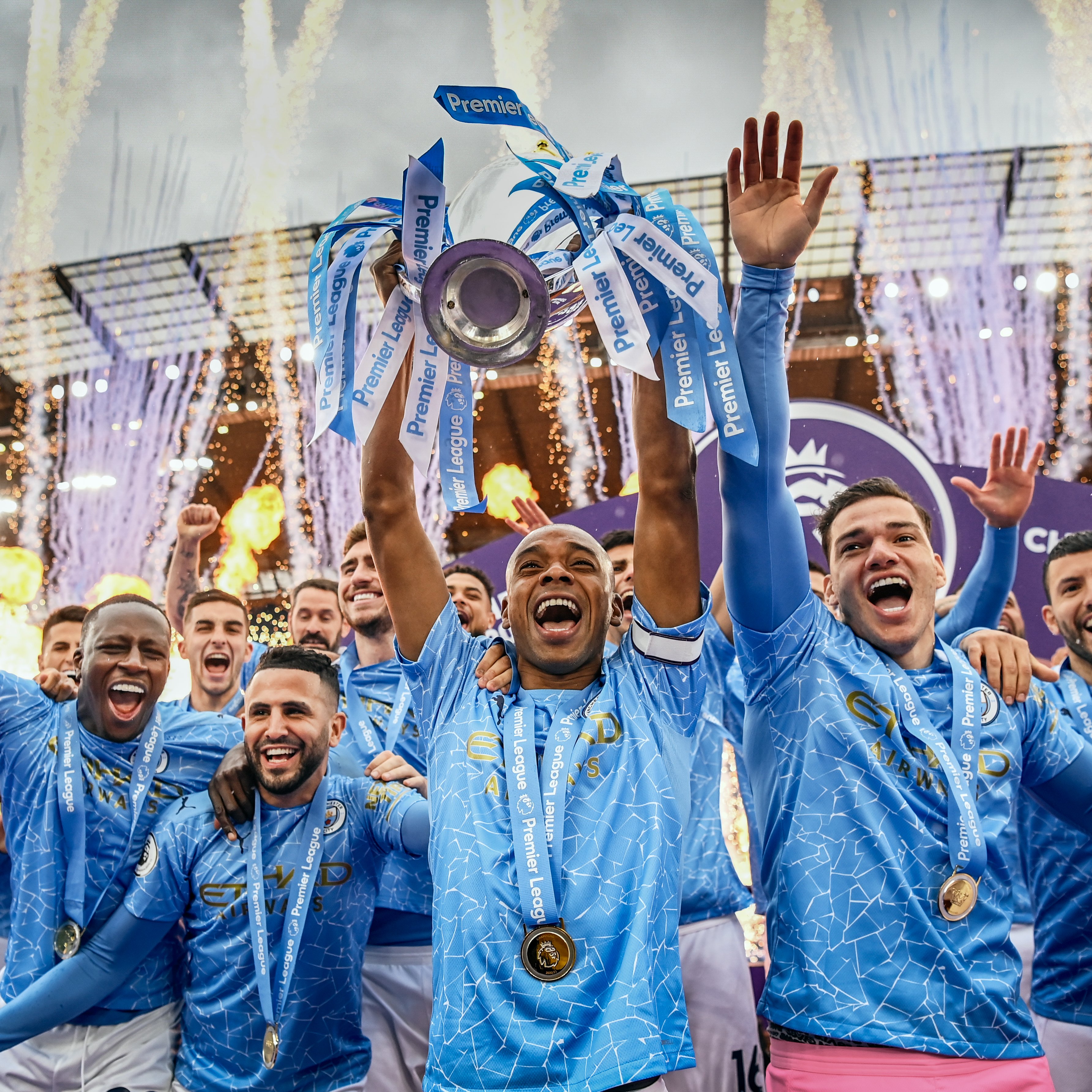 Fernandinho trở thành một phần trong lịch sử Man City