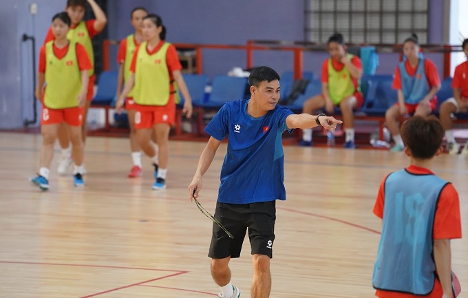 HLV Nguyễn Đình Hoàng đang chỉ đạo cầu thủ trong một buổi tập 