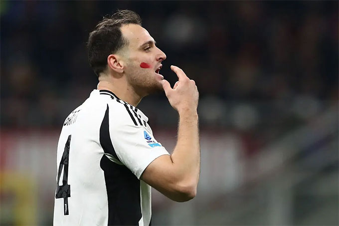 Vết đỏ trên mặt nhằm phản đối nạn bạo hành với phụ nữ