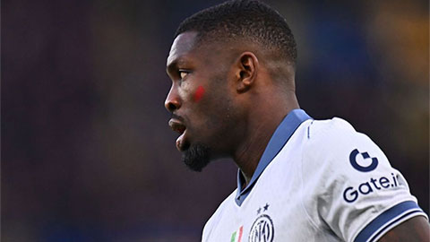 Simone Inzaghi celebrating with his Inter Milan players after beating Barcelona.