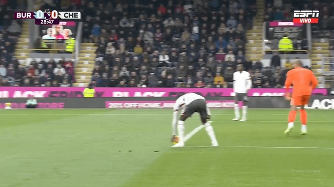 Pha bóng gây tranh cãi của Chelsea