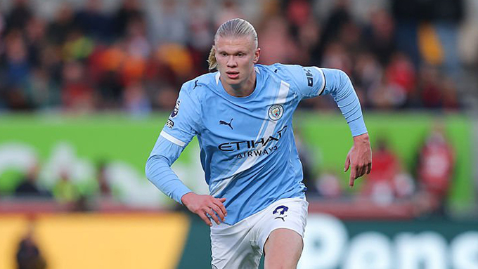 Tiền đạo Erling Haaland của Man City đang bị chân sút Nick Woltemade của Newcastle thách thức