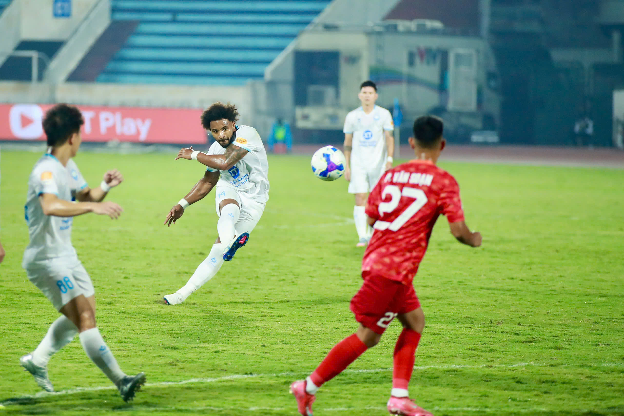 Xuân Son chơi khá ấn tượng trong ngày tái xuất Nam Định - Ảnh: Đức Cường