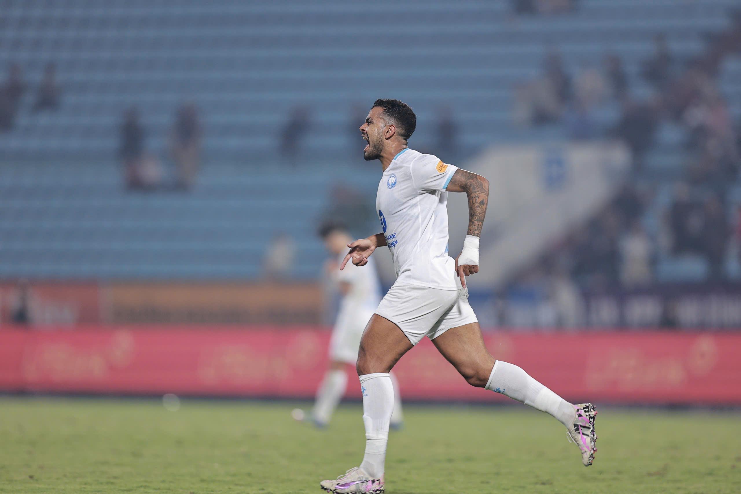 Brenner ăn mừng bàn thắng mở tỉ số trước Long Anh - Ảnh: Đức Cường