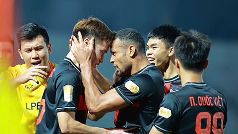 Simone Inzaghi celebrating with his Inter Milan players after beating Barcelona.