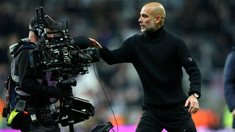 Guardiola tranh cãi với quay phim
