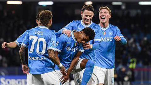 Simone Inzaghi celebrating with his Inter Milan players after beating Barcelona.