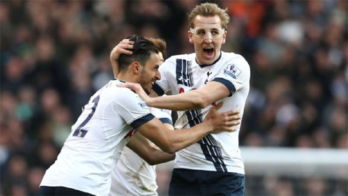 Kane ăn mừng khi ghi bàn vào lưới Arsenal năm 2016 với chiếc mặt nạ trong suốt