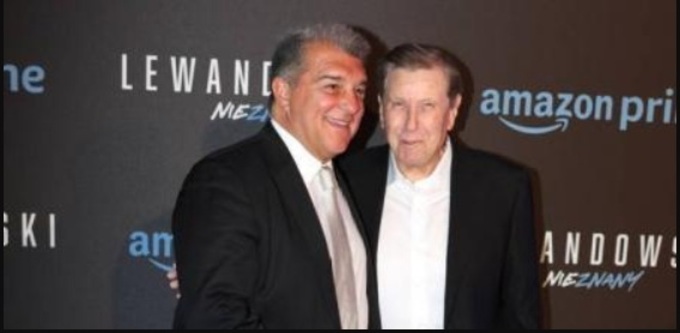 Vì có mối quan hệ tốt với Pini Zahavi (phải), nên Barca chủ quan