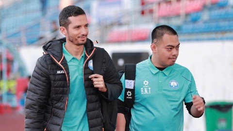 Simone Inzaghi celebrating with his Inter Milan players after beating Barcelona.
