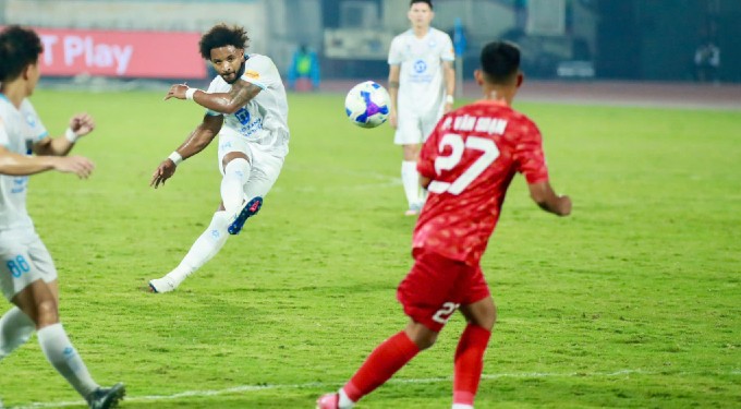 Xuân Son đá chính trọn vẹn 90 phút trước Long An