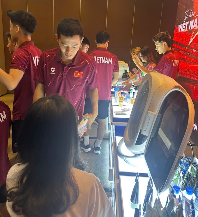 Các tuyển thủ trẻ được kiểm tra thi lực. Ảnh: Anh Tuấn