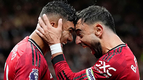 Simone Inzaghi celebrating with his Inter Milan players after beating Barcelona.