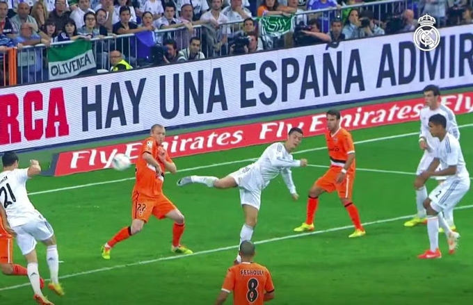 Cú đánh gót trên không trước Valencia