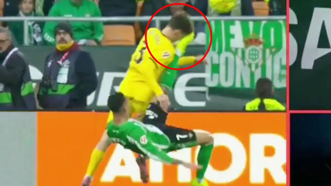 Antony tung người móc bóng nhưng lại trúng mặt đối thủ