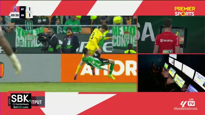 Sau khi tham khảo VAR, trọng T quyết định rút thẻ đỏ với Antony