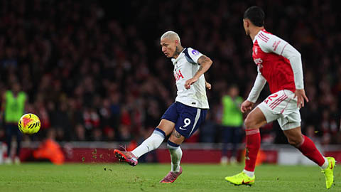 Simone Inzaghi celebrating with his Inter Milan players after beating Barcelona.