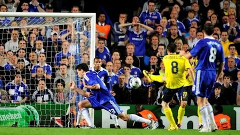 Simone Inzaghi celebrating with his Inter Milan players after beating Barcelona.