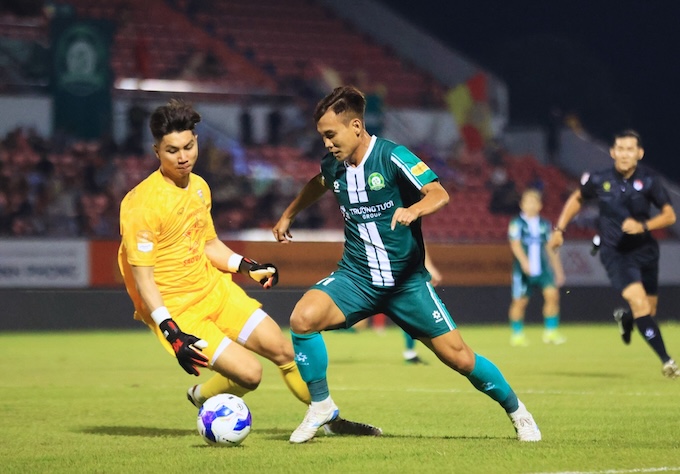 Đồng Nai liên tục vây hãm khung thành của đội Hà Tĩnh. Ảnh: Anh Khoa