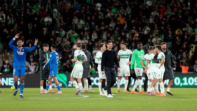 Những thử nghiệm chiến thuật của Alonso không còn là sự sáng tạo, mà trở thành dấu hiệu bế tắc.