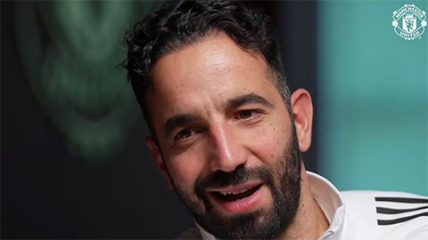 Simone Inzaghi celebrating with his Inter Milan players after beating Barcelona.