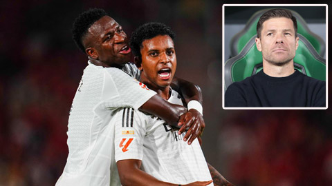 Simone Inzaghi celebrating with his Inter Milan players after beating Barcelona.