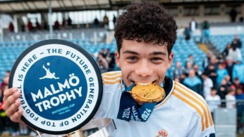 Simone Inzaghi celebrating with his Inter Milan players after beating Barcelona.