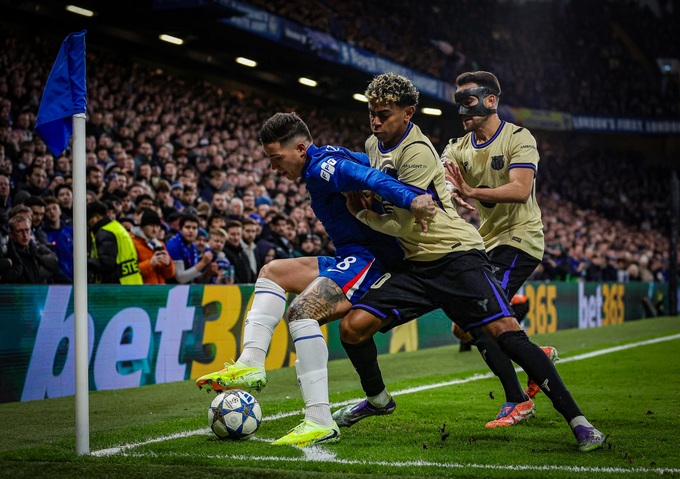 Enzo Fernandez có một trận đấu rực sáng trước Barca.